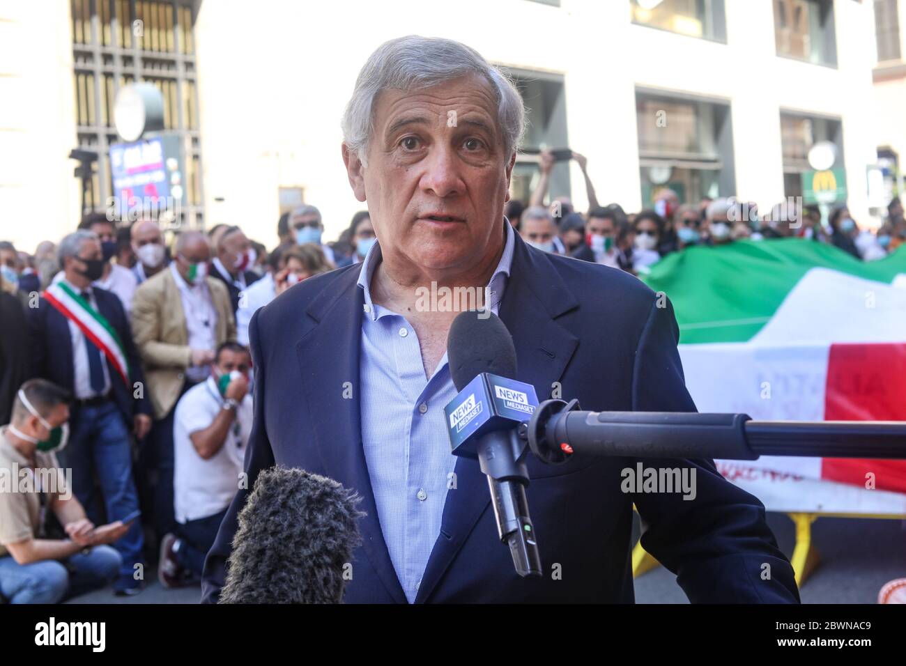 Co-fondatore del partito forza Italia (Fi), Antonio Tajani parla alla stampa, durante la manifestazione di centro destra contro il governo di Piazza del Popolo dando voce all'opposizione e ai tanti italiani che vogliono essere ascoltati. Foto Stock