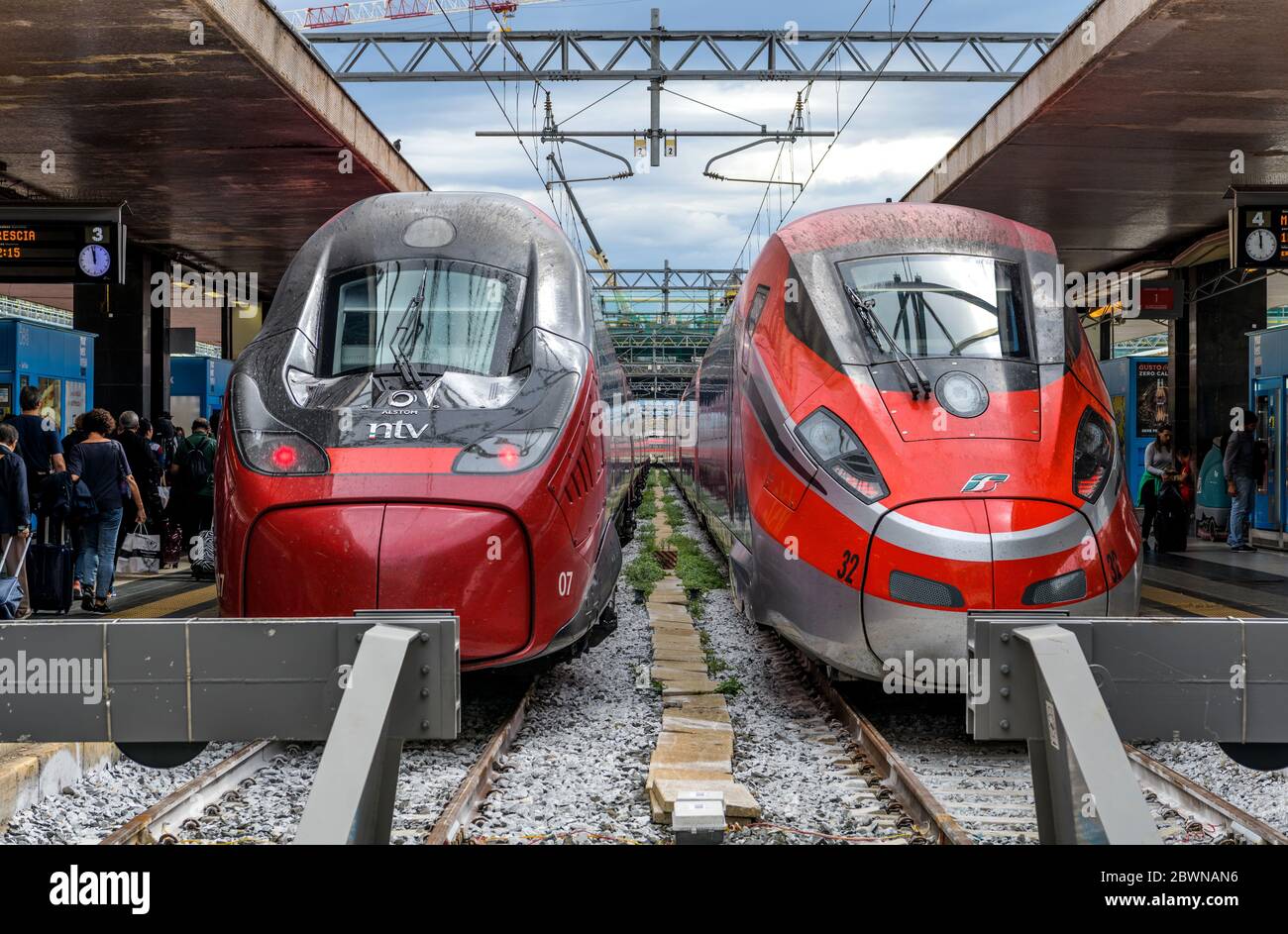 Treno Italiano ad alta velocità - due treni elettrici rossi ad alta velocità, Alstom Pendolino di NTV e Frecciarossa 1000 di Trenitalia, a Roma Termini, Italia. Foto Stock
