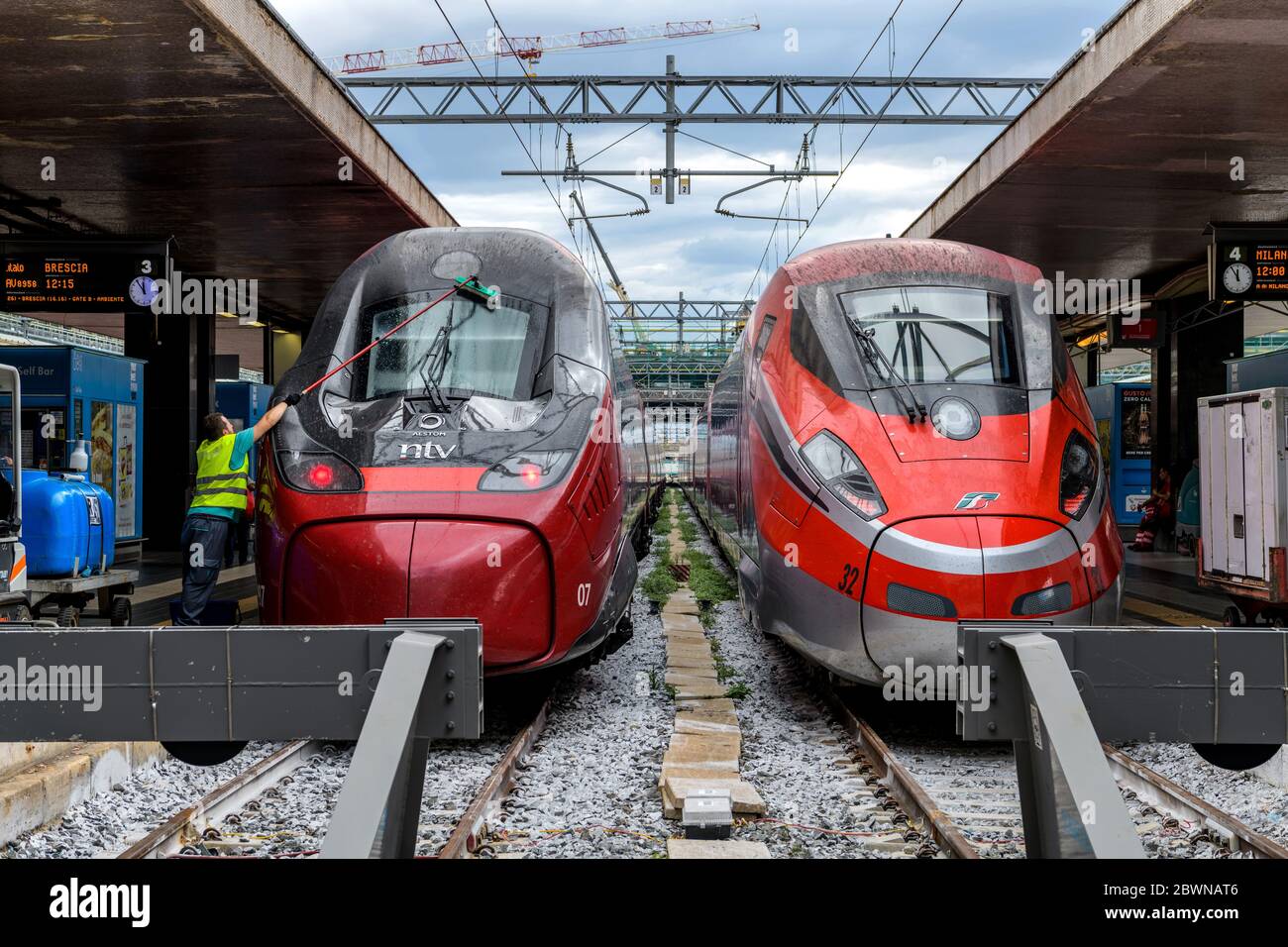 Treno ad alta velocità - Maintenance worker preparano un moderno treno elettrico ad alta velocità pronto per la prossima partenza alla Stazione Termini di Roma. Roma, Italia. Foto Stock