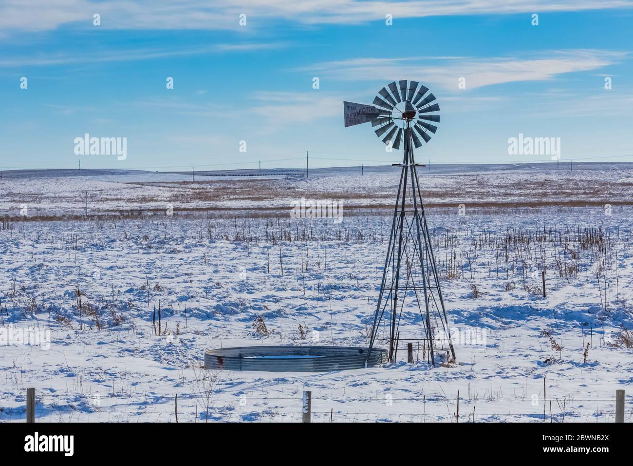 Mulino che pompa acqua dalla falda acquifera di Ogallala per il bestiame  sulla gamma in Nebraska, Stati Uniti Foto stock - Alamy