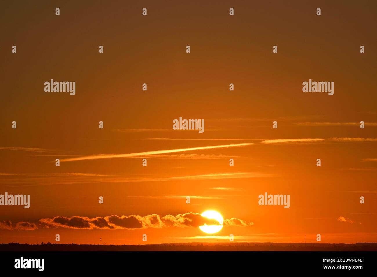 Splendido cielo arancione tramonto Foto Stock