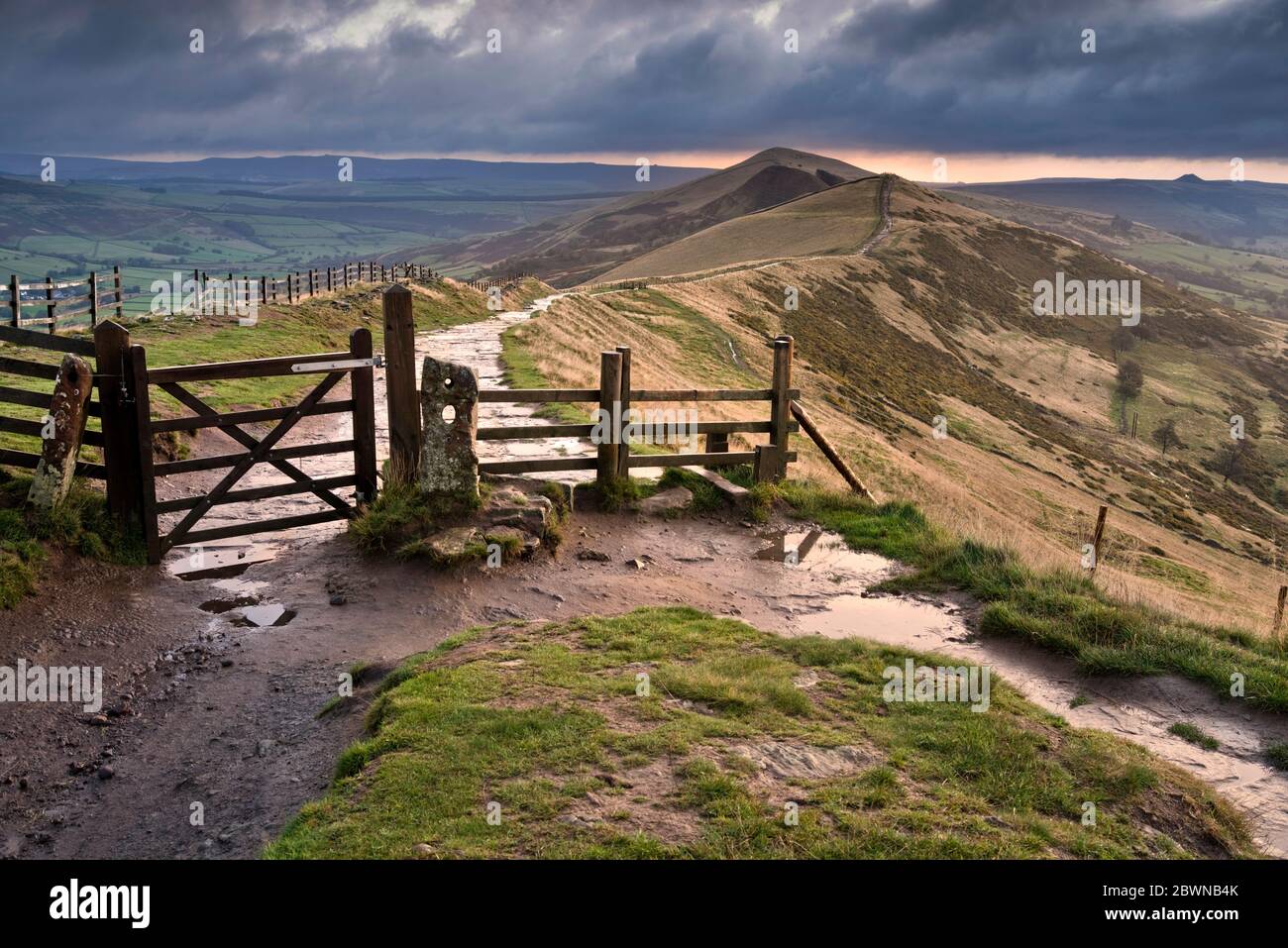 The Peakland Ridge at Dawn, Castleton, Derbyshire, Inghilterra (4) Foto Stock