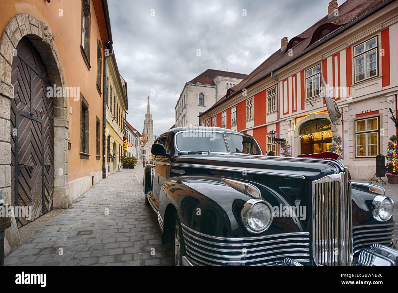 Vecchia auto sulla strada medievale della città europea Foto Stock