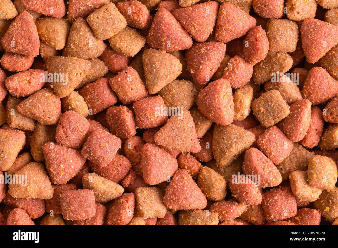 Brown Dry Dog Food Pile sfondo primo piano. Foto Stock
