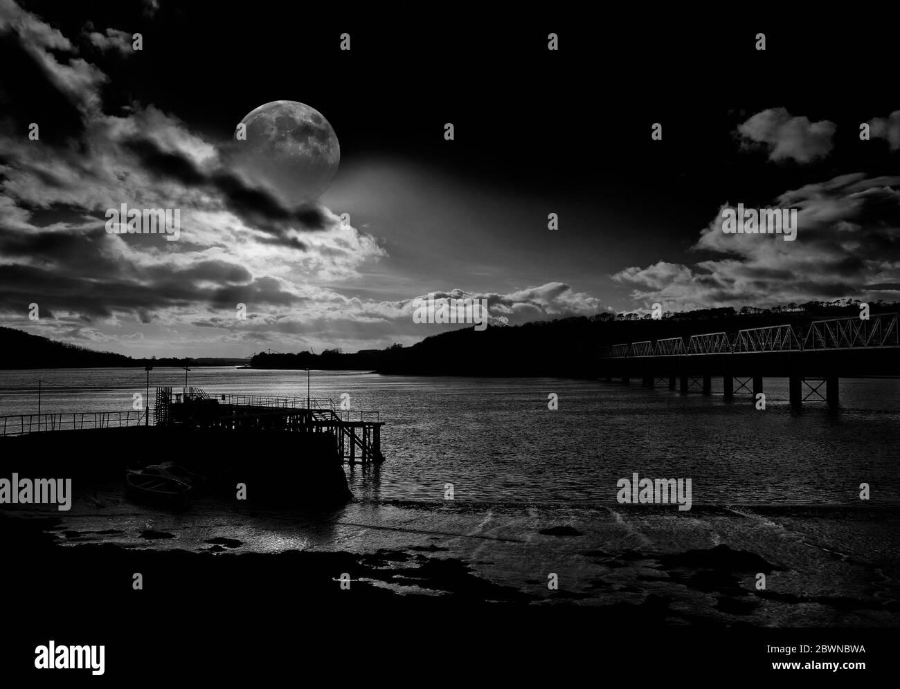 Super Moon illumina il ponte ferroviario in acciaio sul fiume Barrow fino alla stazione di Great Island Power, (il ponte più lungo dell'Irlanda del Sud), County Wexford Foto Stock