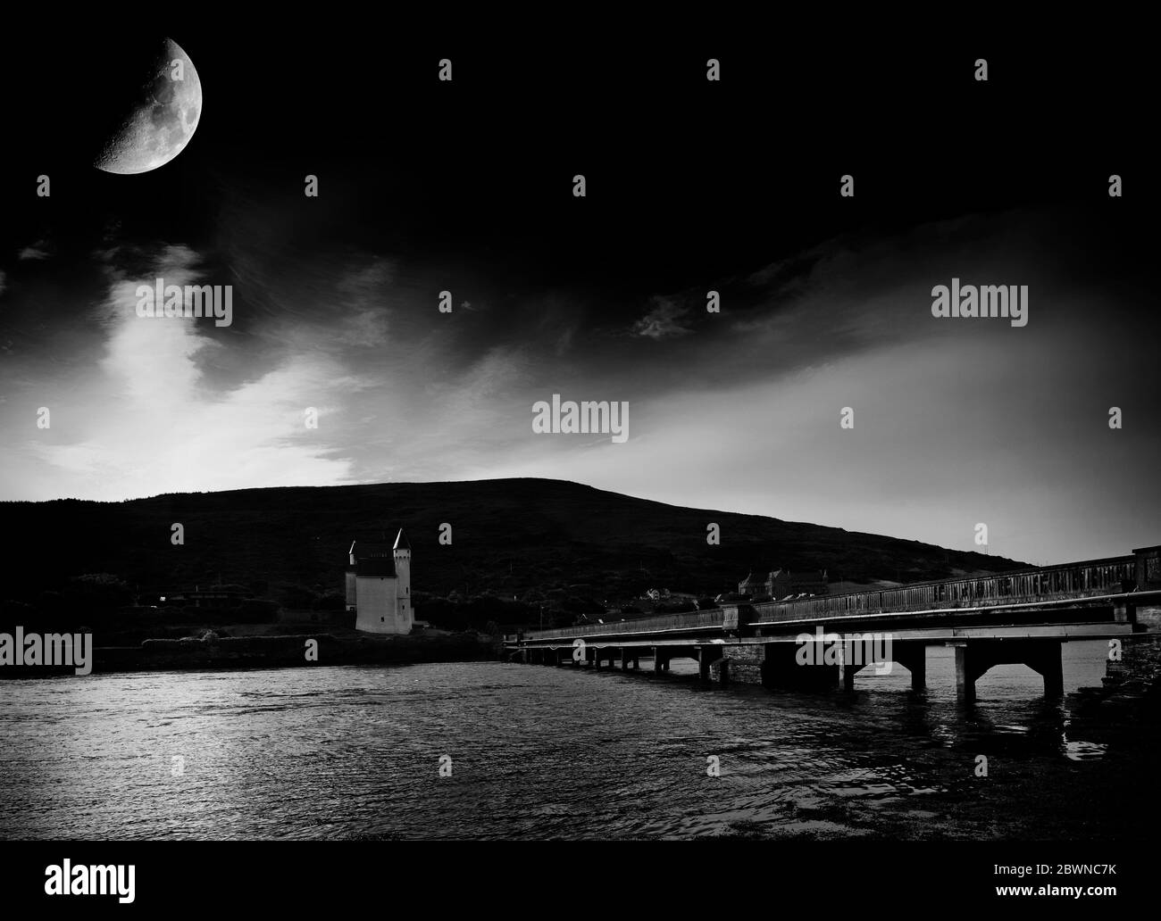 Nightfall nel 19 ° secolo, baronale scozzese in stile Royal Irish Constabulary (RIC) Barracks - ora un Centro Culturale, Cahirciveen, Ring of Kerry, Foto Stock