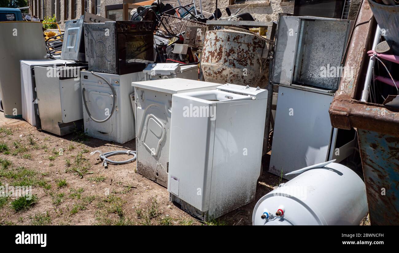 Vecchi apparecchi elettrici riciclaggio raccolta scarti Foto Stock