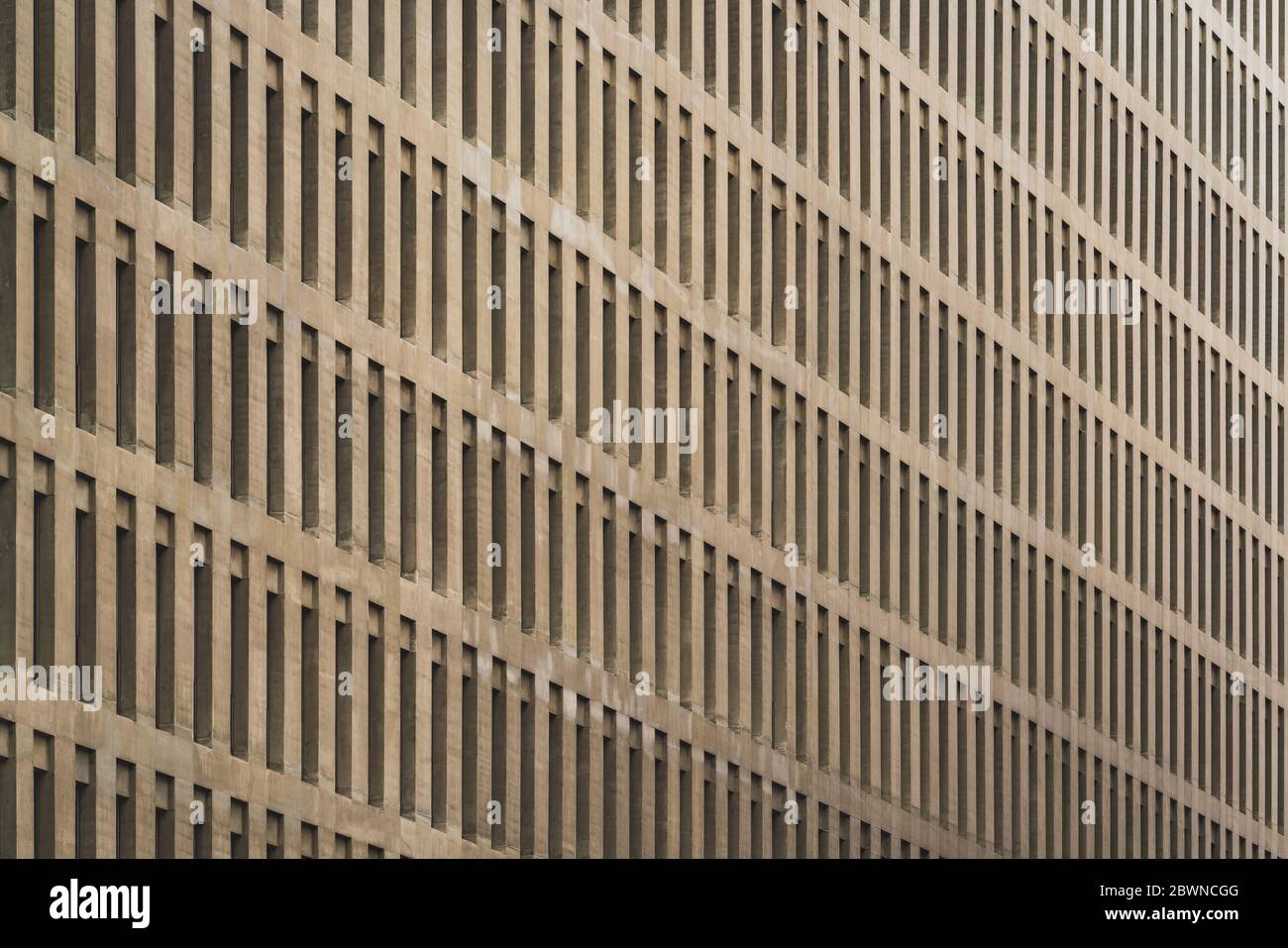 Facciata uniforme di un edificio per uffici con file di finestre verticali Foto Stock