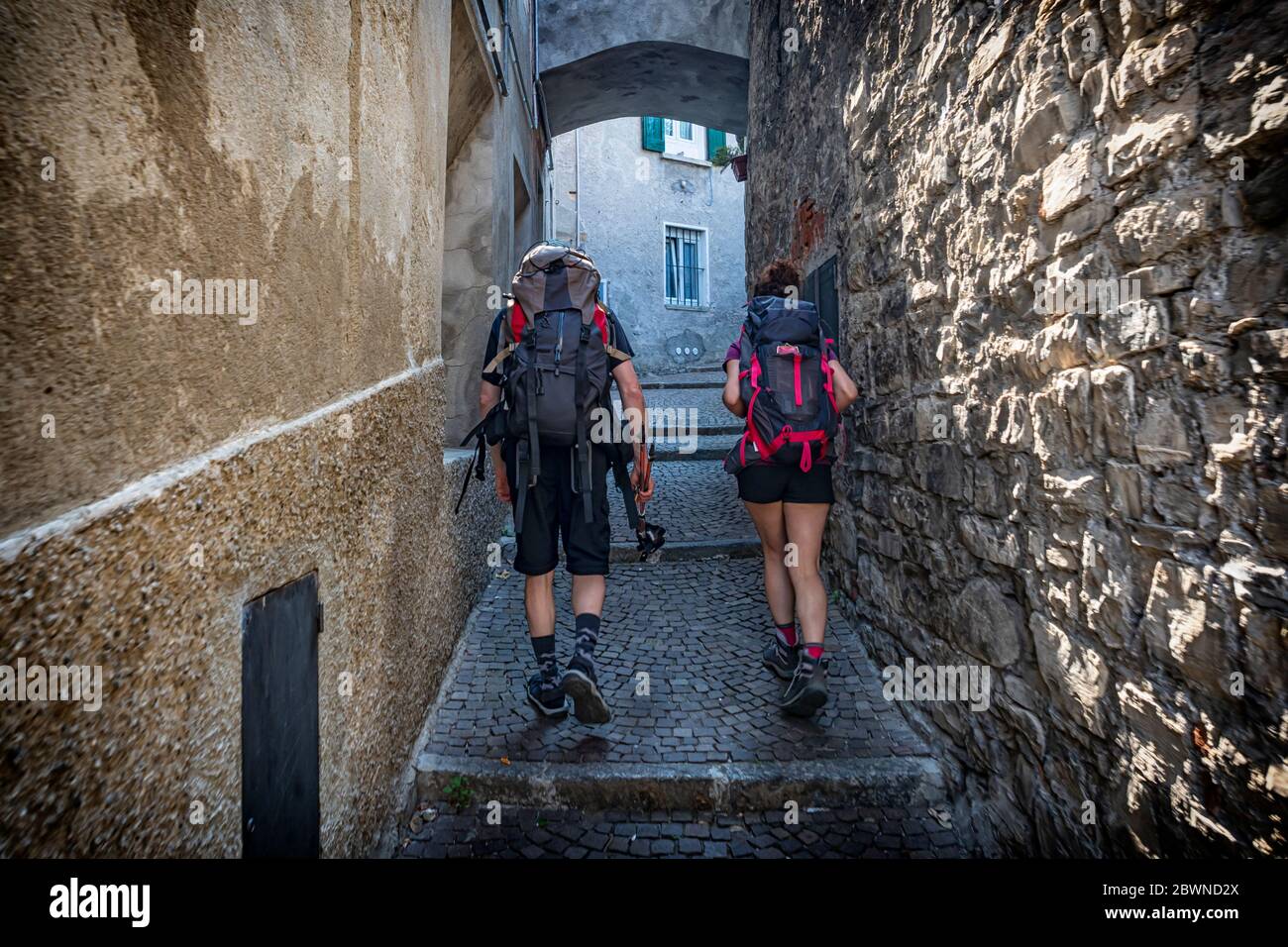 Passeggiata in un villaggio del Lago di Como durante una visita Foto Stock Passeggiata in un villaggio del Lago di Como durante una visita Foto Stock