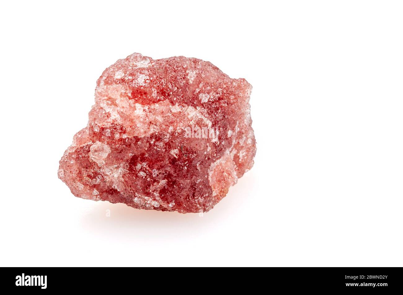 Quarzo minerale di fragola su sfondo bianco. Foto Stock