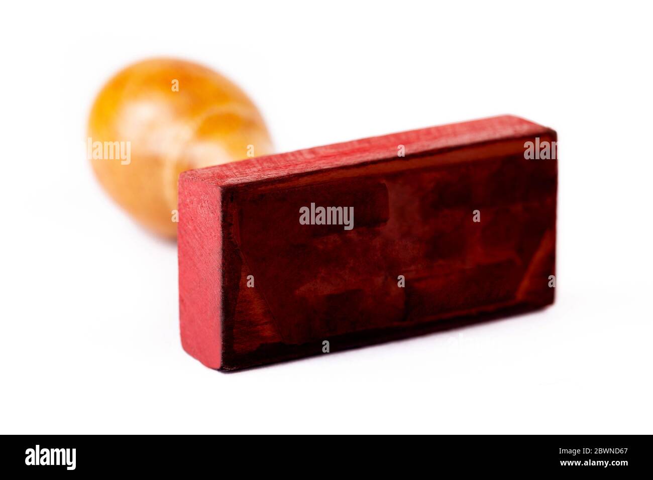 Vuoto timbro in gomma di legno vuoto vista parte inferiore, spazio di testo. Semplice timbro manuale isolato su sfondo bianco, oggetto ritagliato casella di testo Foto Stock