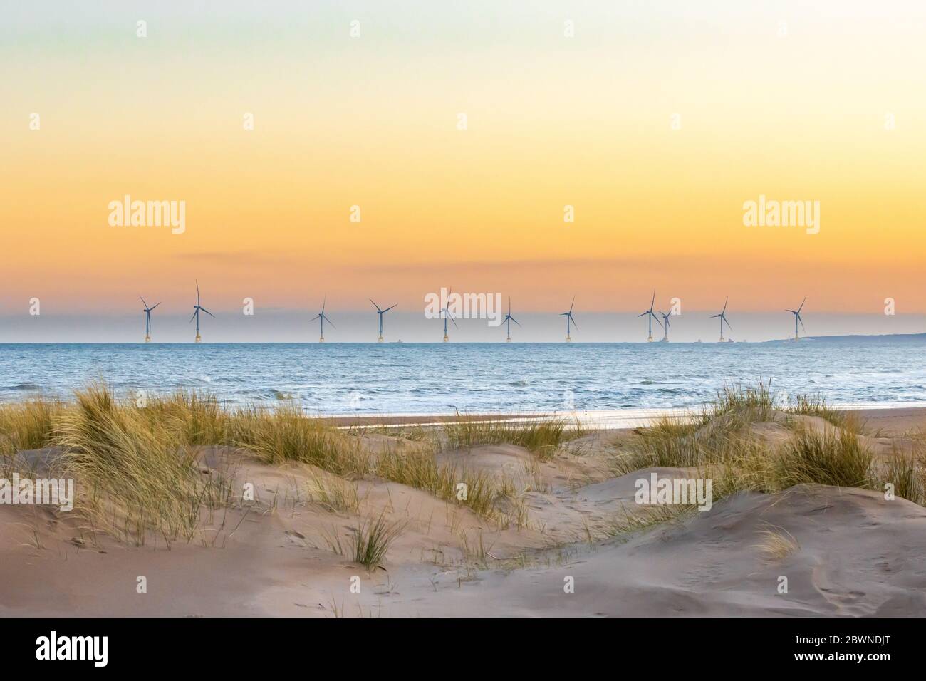 Turbine eoliche offshore al tramonto al largo delle coste di Aberdeen UK Foto Stock