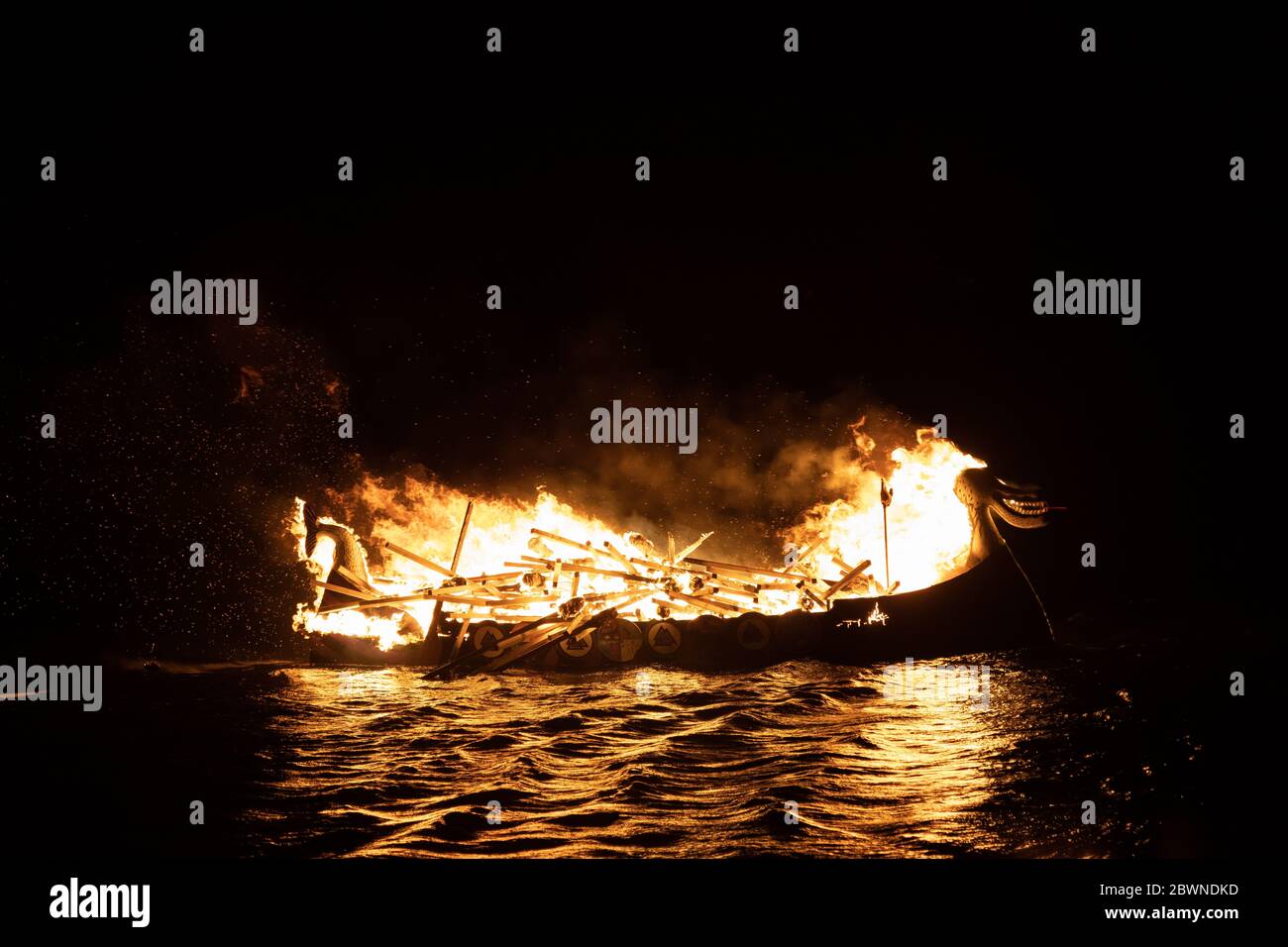 Vichingo longship che brucia a Up Helly AA Shetland Foto Stock