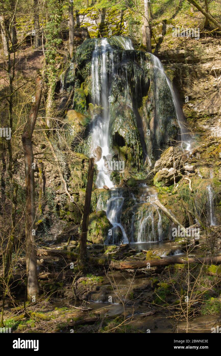 Cascata con acqua che scorre su una formazione rocciosa che è a forma di cranio, lunga esposizione Foto Stock