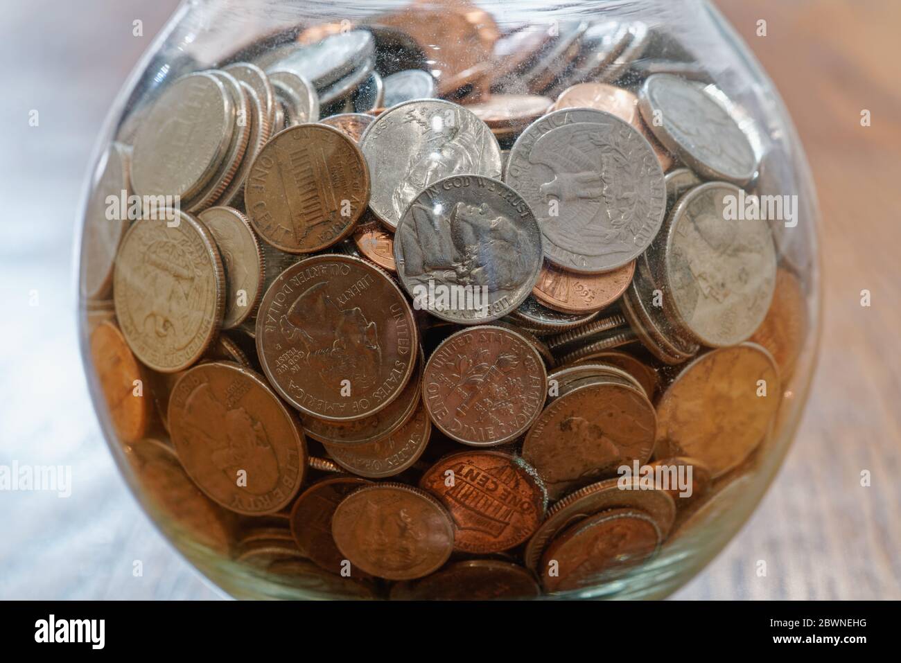 punta di vetro martoriata o vaso di donazione che raccoglie un sacco di cambio tasca Foto Stock