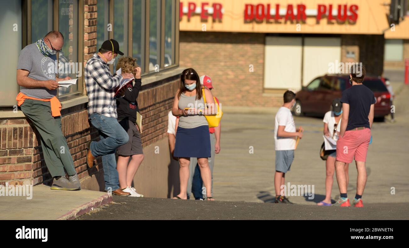 Aurora, Illinois, Stati Uniti. 2 Giugno 2020. Le lunghe code sono state la norma presso le strutture di patente di guida dell'Illinois in tutto lo stato, compresa questa struttura ad Aurora, in quanto le strutture sono state riaperte per i nuovi conducenti, i clienti con patenti di guida/carte di identità scadute e le transazioni dei veicoli martedì 2 giugno 2020. Il Segretario di Stato dell'Illinois ha chiuso le strutture di autisti a marzo dopo il soggiorno a casa del governatore J. B. Pritzker per contribuire a combattere la diffusione del nuovo coronavirus (COVID-19) pandemia. Credit: Mark Black/ZUMA Wire/Alamy Live News Foto Stock