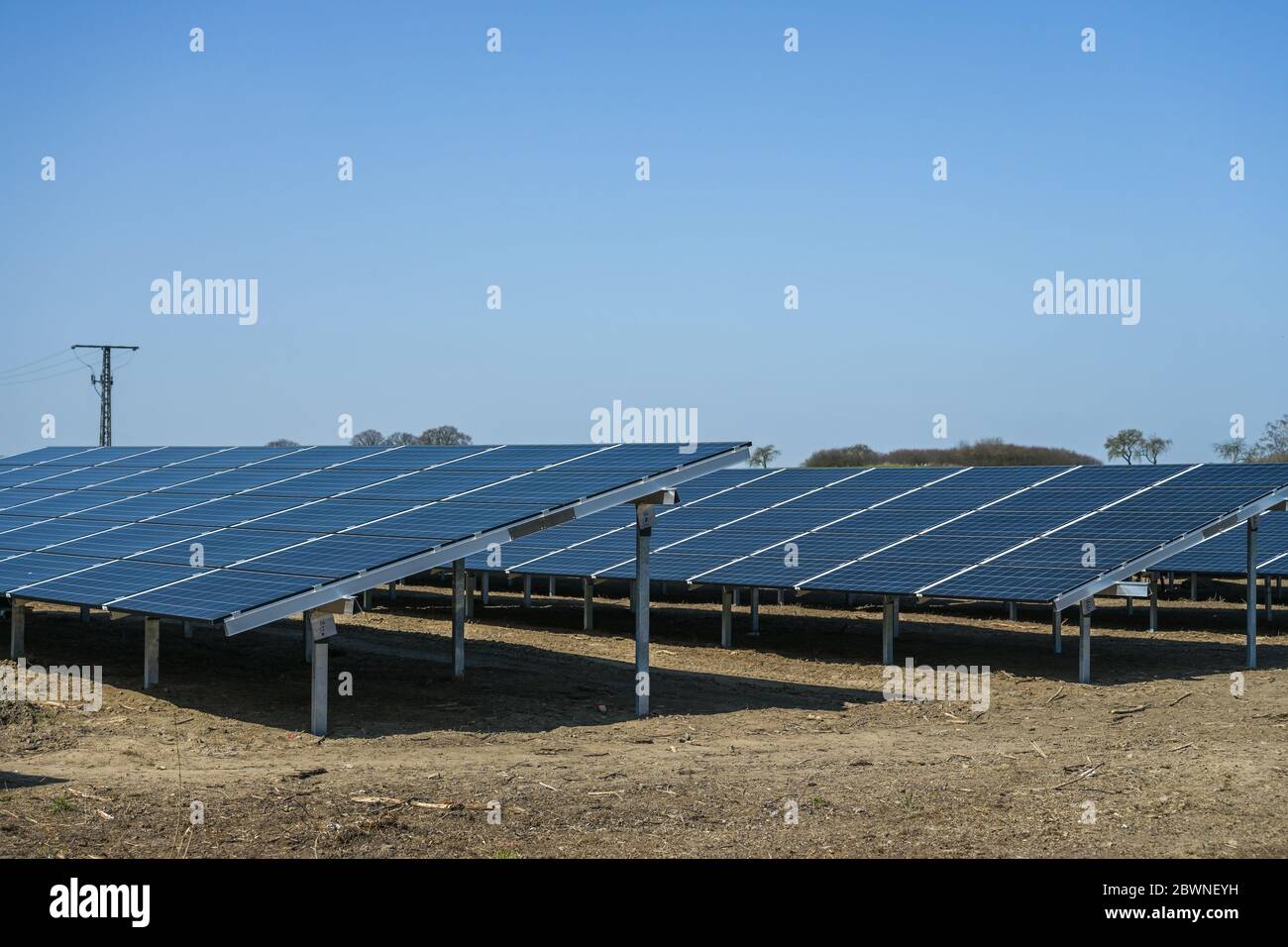 campo solare termico collettore, i pannelli generano energia rinnovabile da tecnologia fotovoltaica, cielo blu con spazio copia, fuoco selezionato, reparto stretto Foto Stock