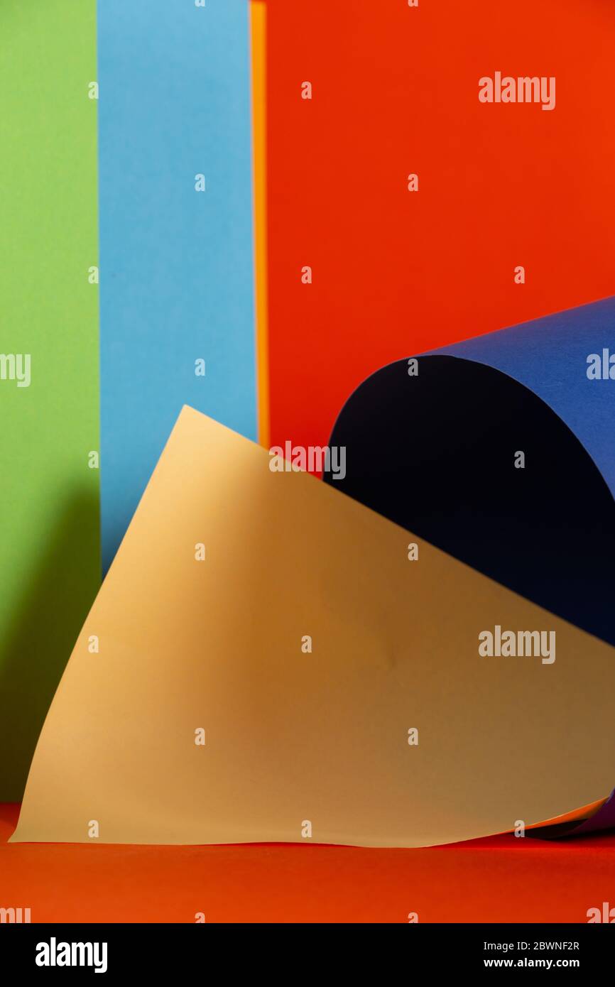Sfondo geometrico asimmetrico astratto con l'uso di arancione, blu e giallo Foto Stock