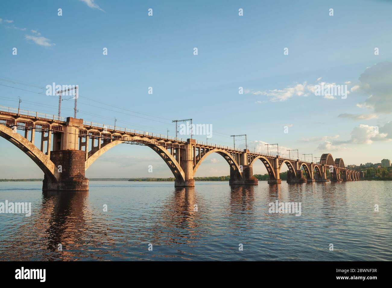 'Merefa-Cherson' ponte ferroviario attraverso il fiume Dnieper in Dnepropetrovsk (Ucraina), paesaggio urbano Foto Stock