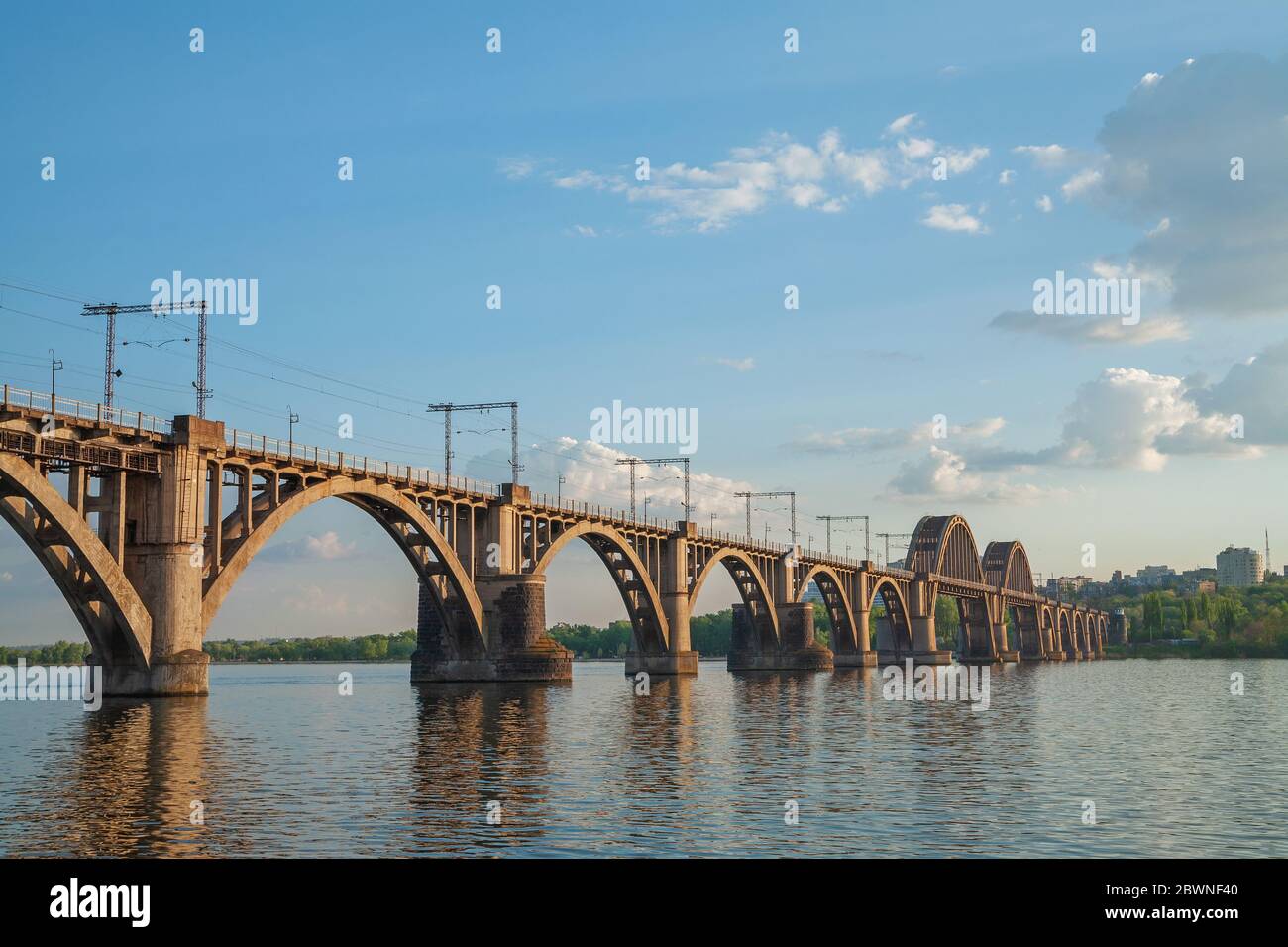 'Merefa-Cherson' ponte ferroviario attraverso il fiume Dnieper in Dnepropetrovsk (Ucraina), paesaggio urbano Foto Stock