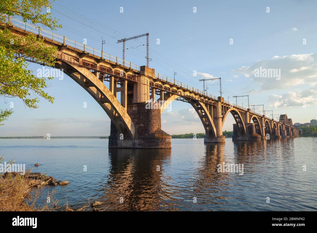 'Merefa-Cherson' ponte ferroviario attraverso il fiume Dnieper in Dnepropetrovsk (Ucraina), paesaggio urbano Foto Stock