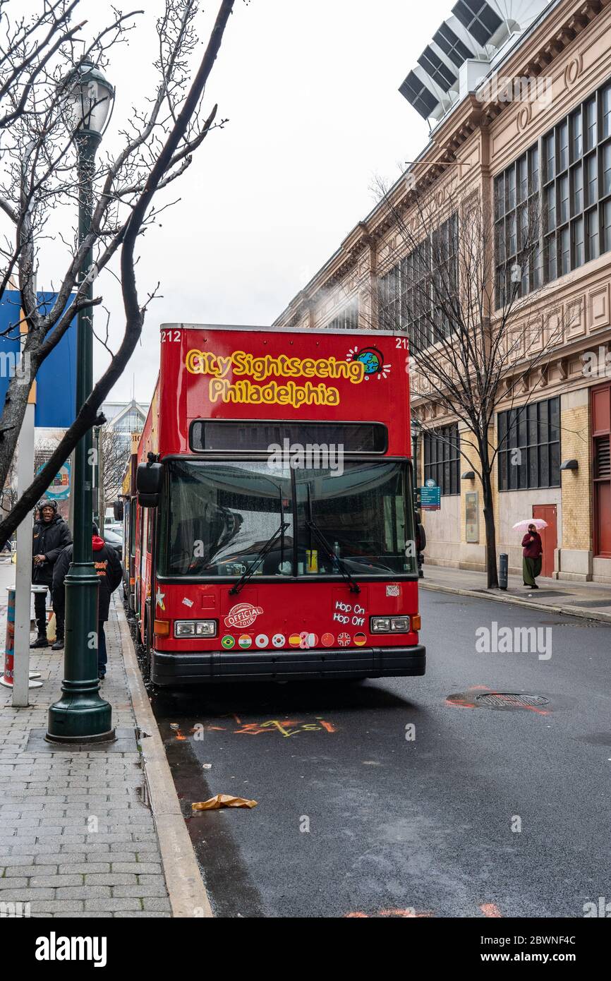 Philadelphia, PA - 11 febbraio 2020: Autobus turistico Hop-on Hop-Off della città sulla strada nel centro della città. Foto Stock