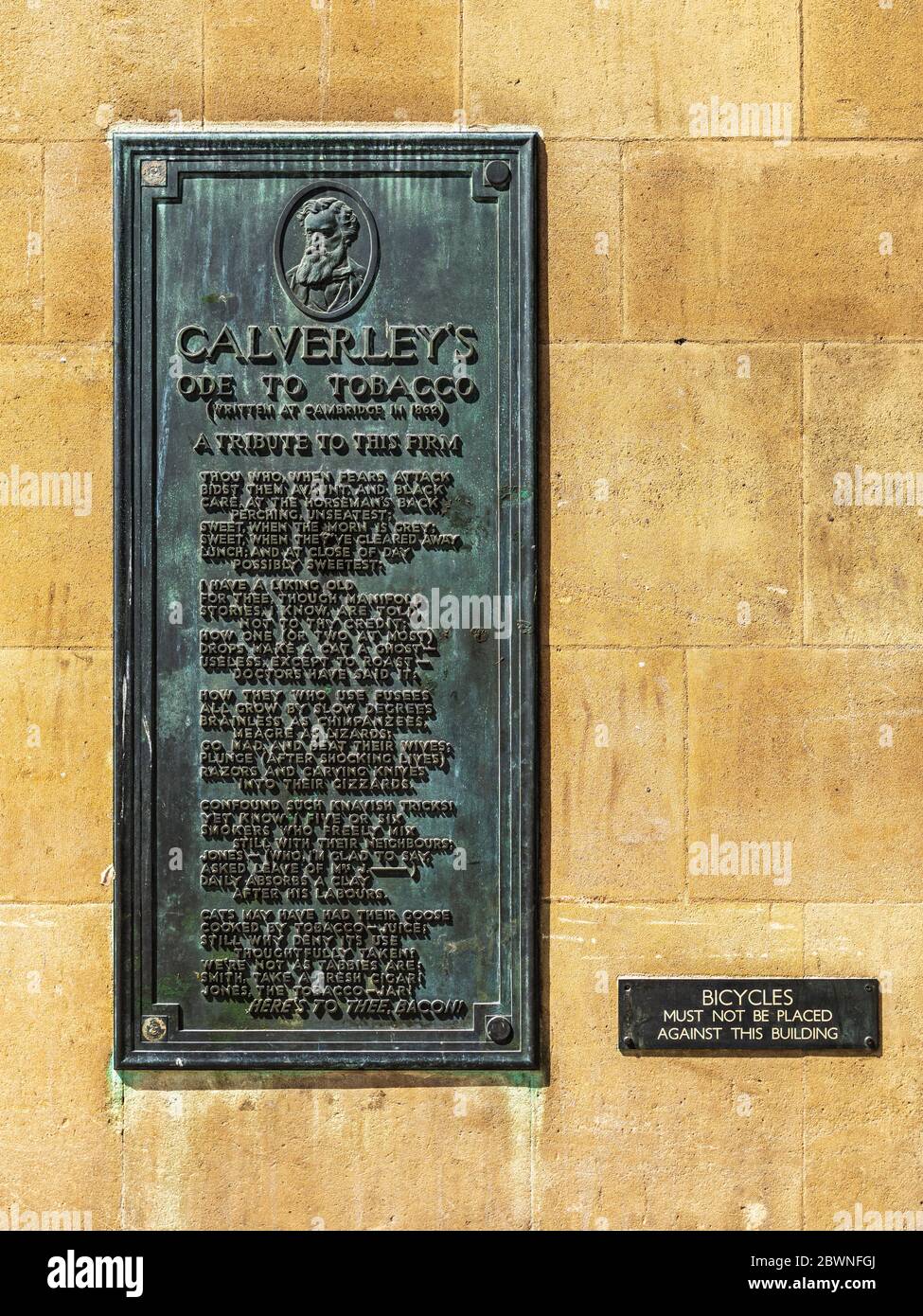 Calverley's Ode a poesia del tabacco. Placca di ottone sul muro dell'ex tabacchista Bacon a Cambridge UK. Charles Stuart Calverley era un poeta e scrittore. Foto Stock