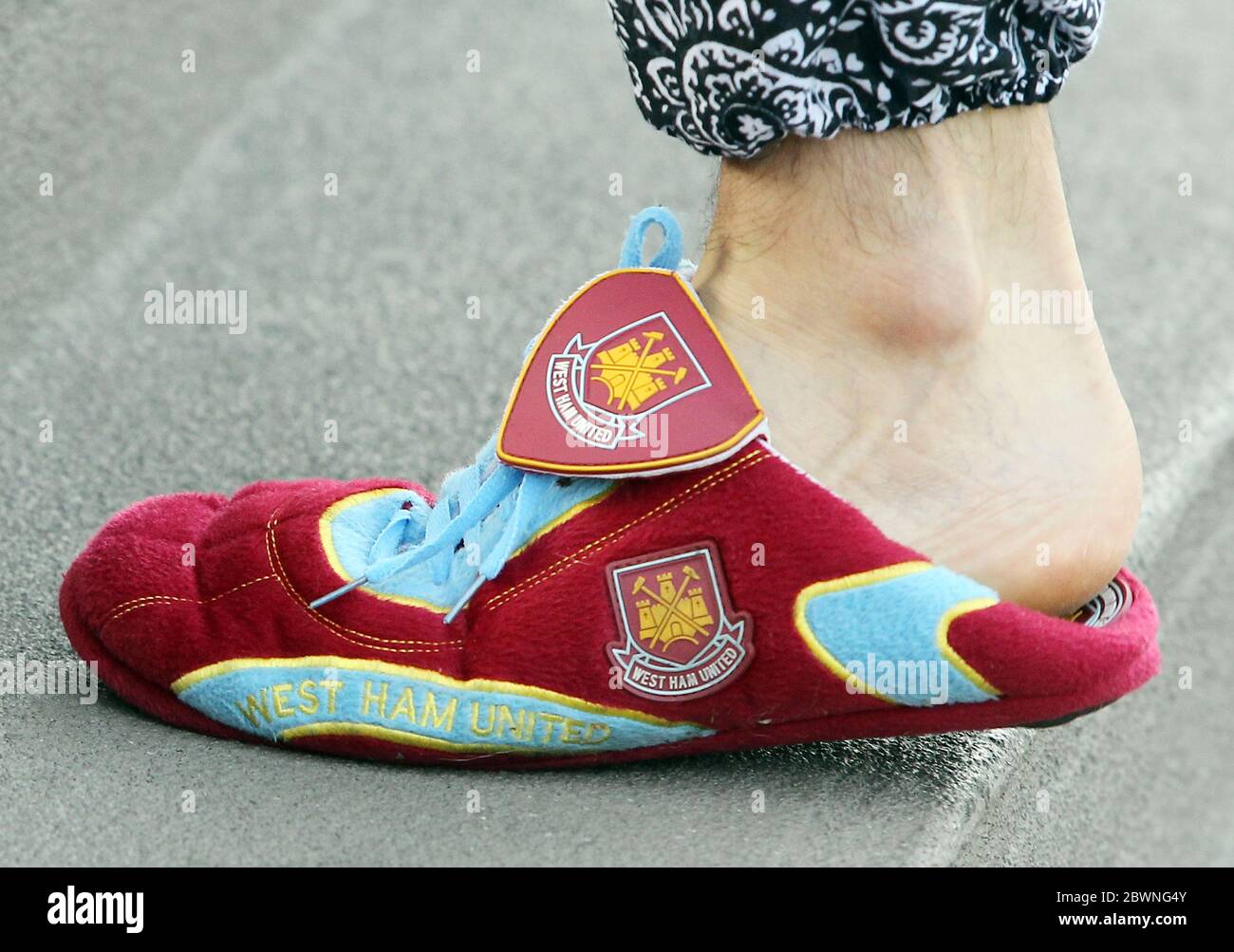 Russell Brand Wearing West Ham United pantofole testa a colazione a Beverly Hills, CA. 27 settembre 2012 Foto Stock