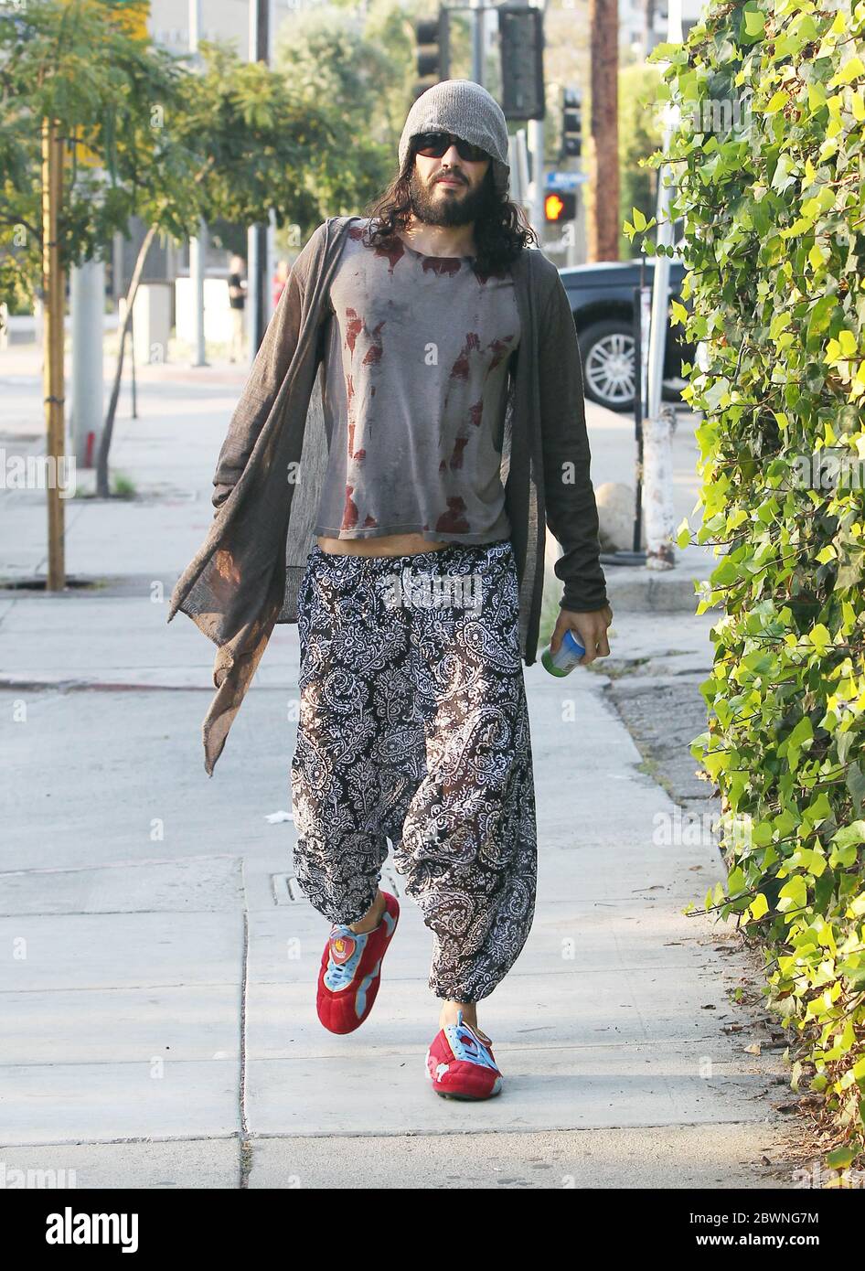 Russell Brand Wearing West Ham United pantofole testa a colazione a Beverly Hills, CA. 27 settembre 2012 Foto Stock