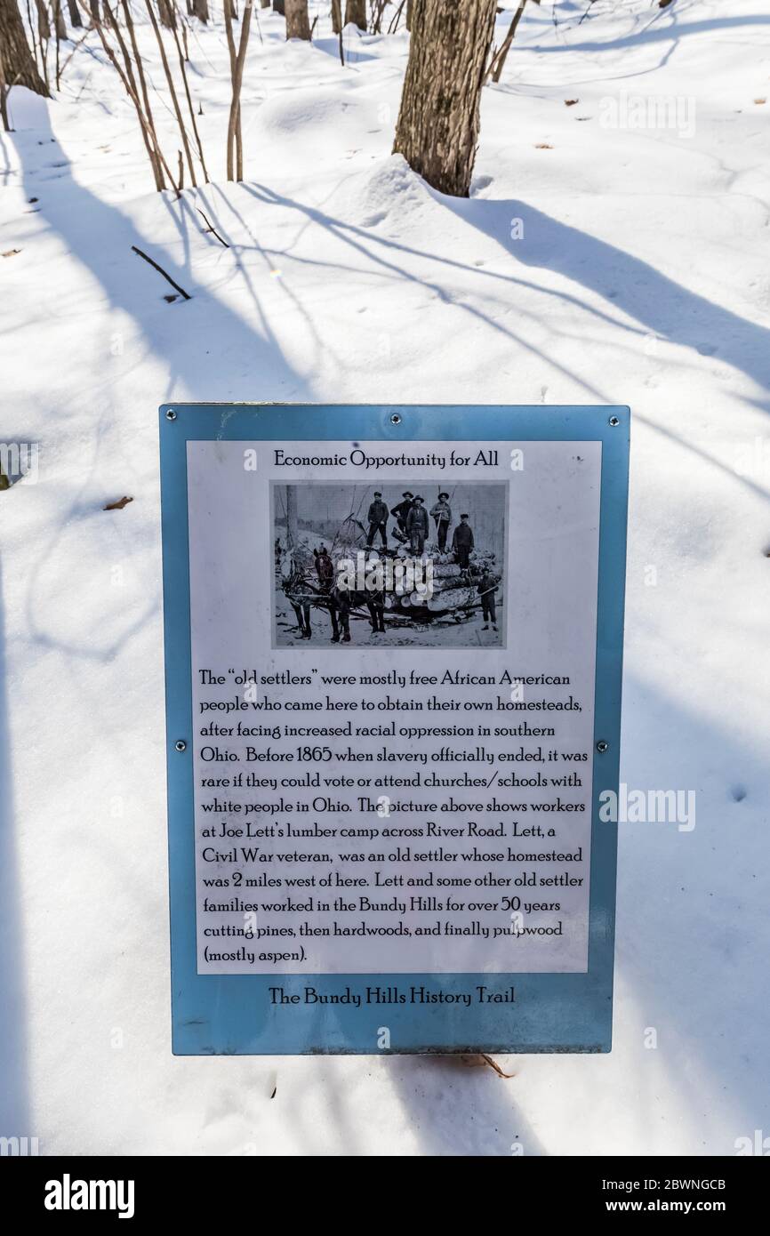 Segni che interpretano la storia delle persone e della terra alla riserva naturale di Bundy Hill nel paese di Isabella, Michigan, USA [Nessuna pubblicazione di proprietà; disponibile Foto Stock