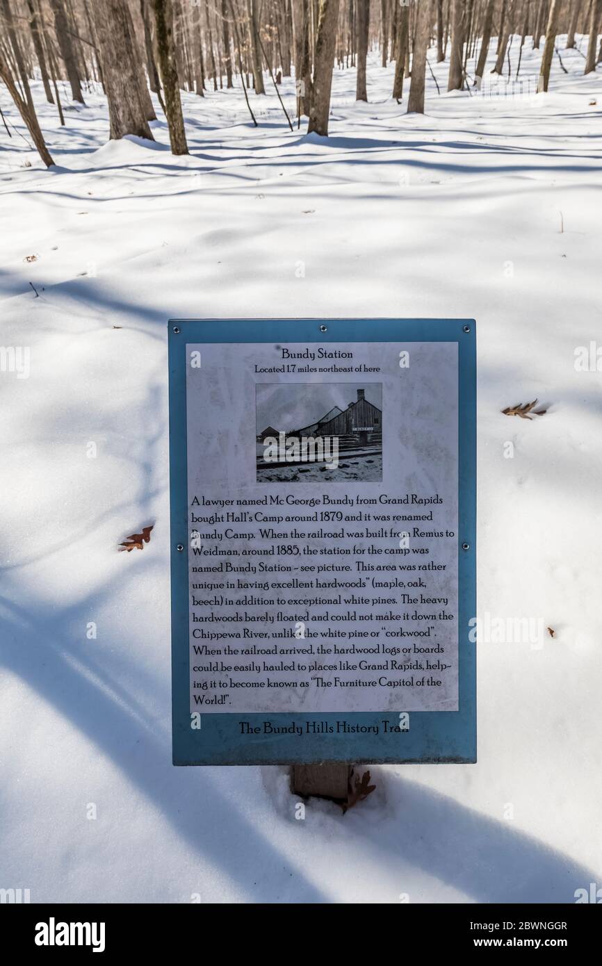 Segni che interpretano la storia delle persone e della terra alla riserva naturale di Bundy Hill nel paese di Isabella, Michigan, USA [Nessuna pubblicazione di proprietà; disponibile Foto Stock