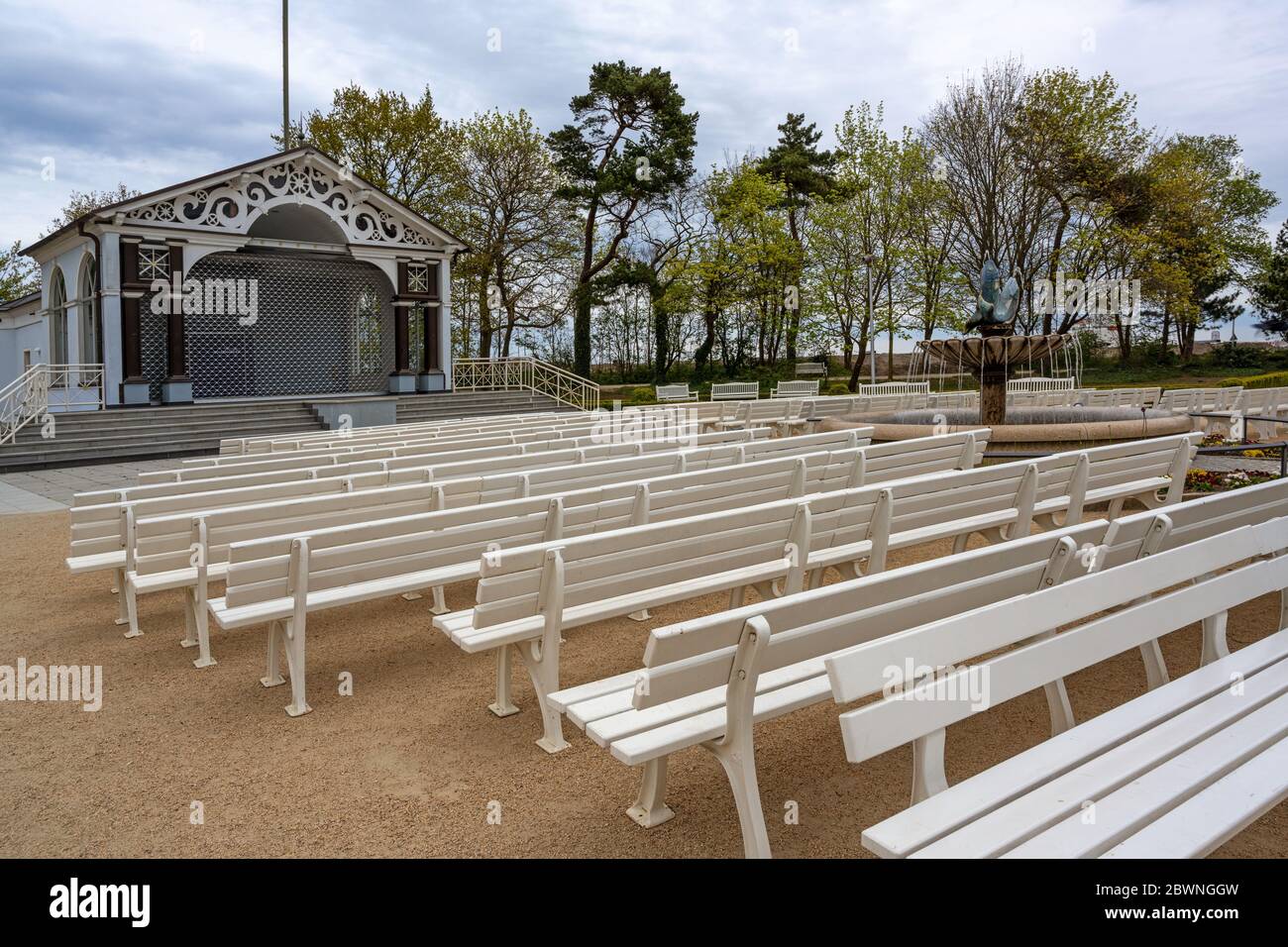 Palco all'aperto chiuso e panche per spettatori vuote vicino alla spiaggia durante la pandemia del coronavirus nella famosa località turistica di Boltenhagen sul Balti Foto Stock