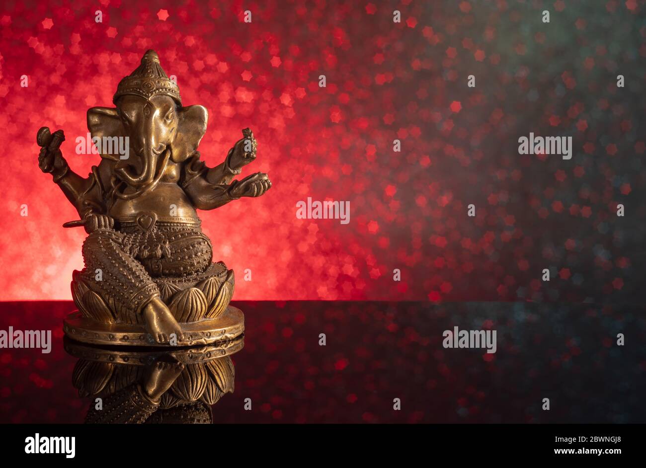 Dio indù Ganesha su sfondo rosso e nero gradiente con stelle e riflessione Foto Stock