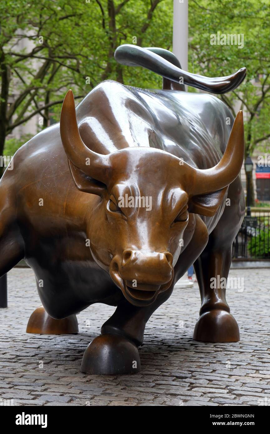 Ricarica Bull di Arturo di Modica. Una scultura in bronzo che è venuta a rappresentare Wall Street, situata a Bowling Green, Manhattan, New York. Nessuna gente Foto Stock