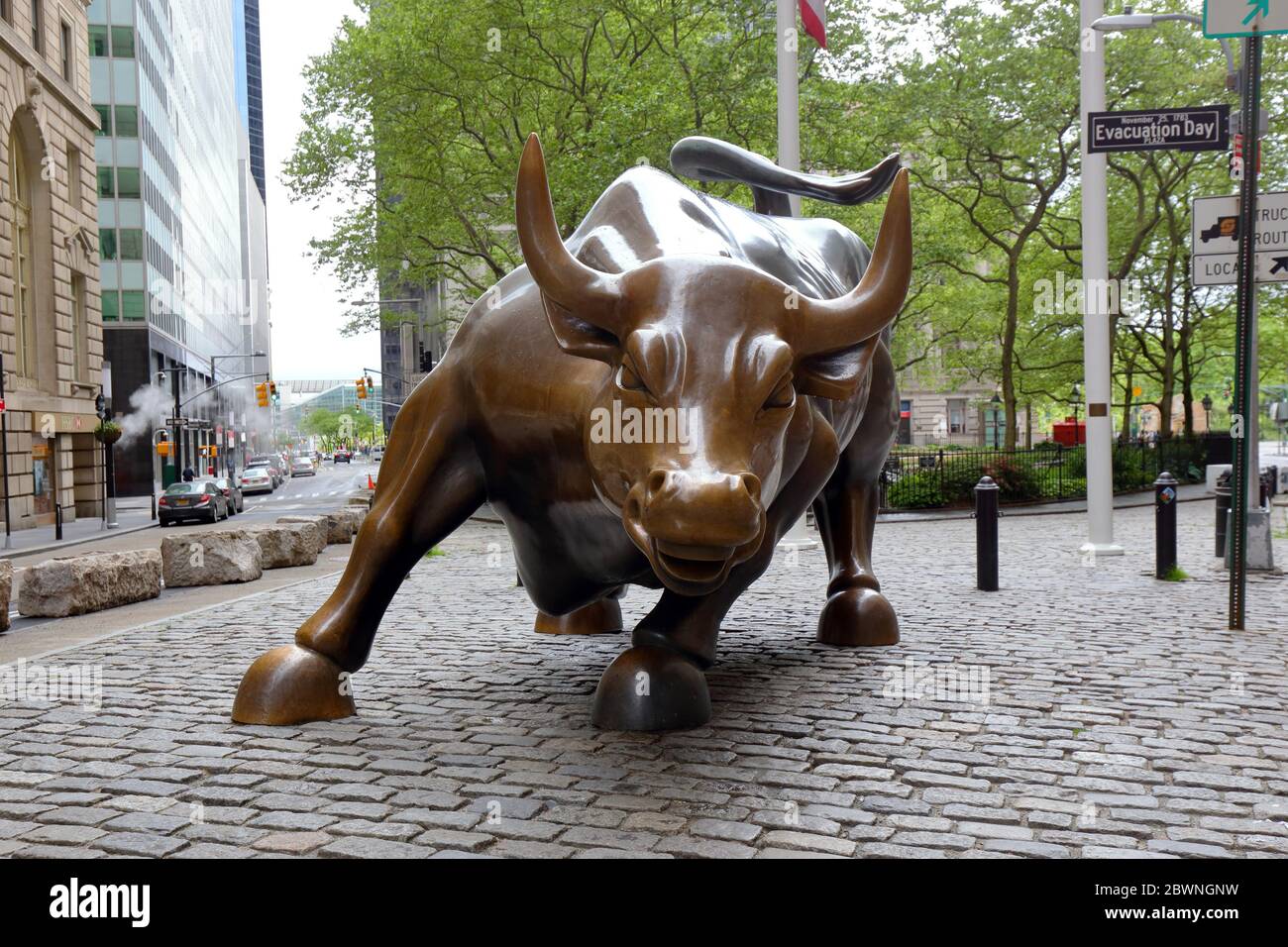Ricarica Bull di Arturo di Modica. Una scultura in bronzo che è venuta a rappresentare Wall Street, situata a Bowling Green, Manhattan, New York. Nessuna gente Foto Stock