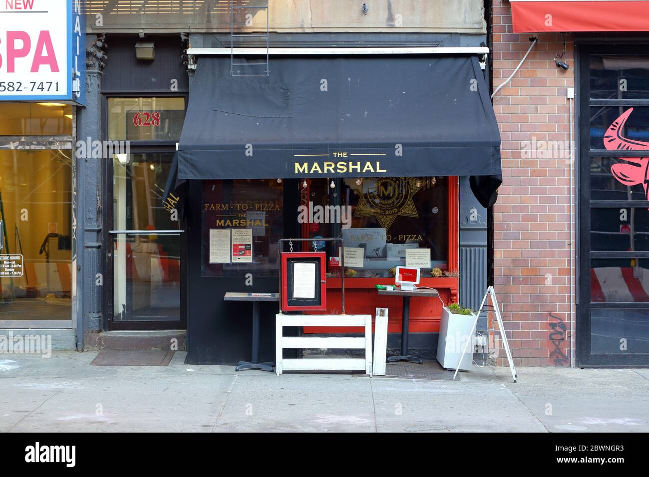 The Marshal, 628 Tenth Ave, New York. Foto di fronte al negozio di New York di un ristorante da fattoria a tavola nel quartiere Hells Kitchen di Manhattan. Foto Stock