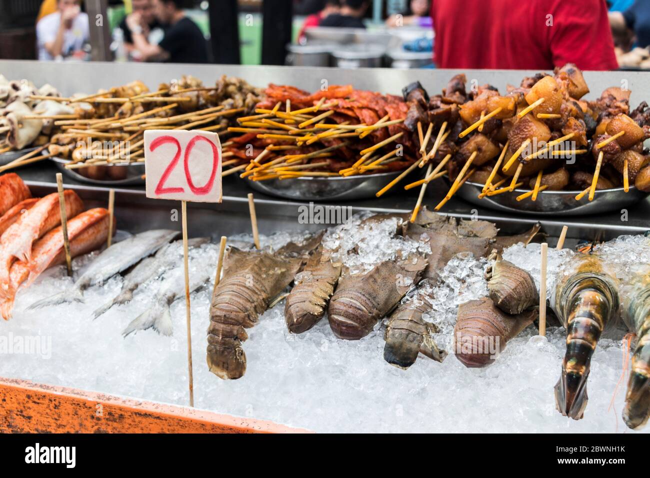 Pesce aragosta pollo pesce Street food con prezzo tag a Kuala Lumpur, Malesia. Foto Stock
