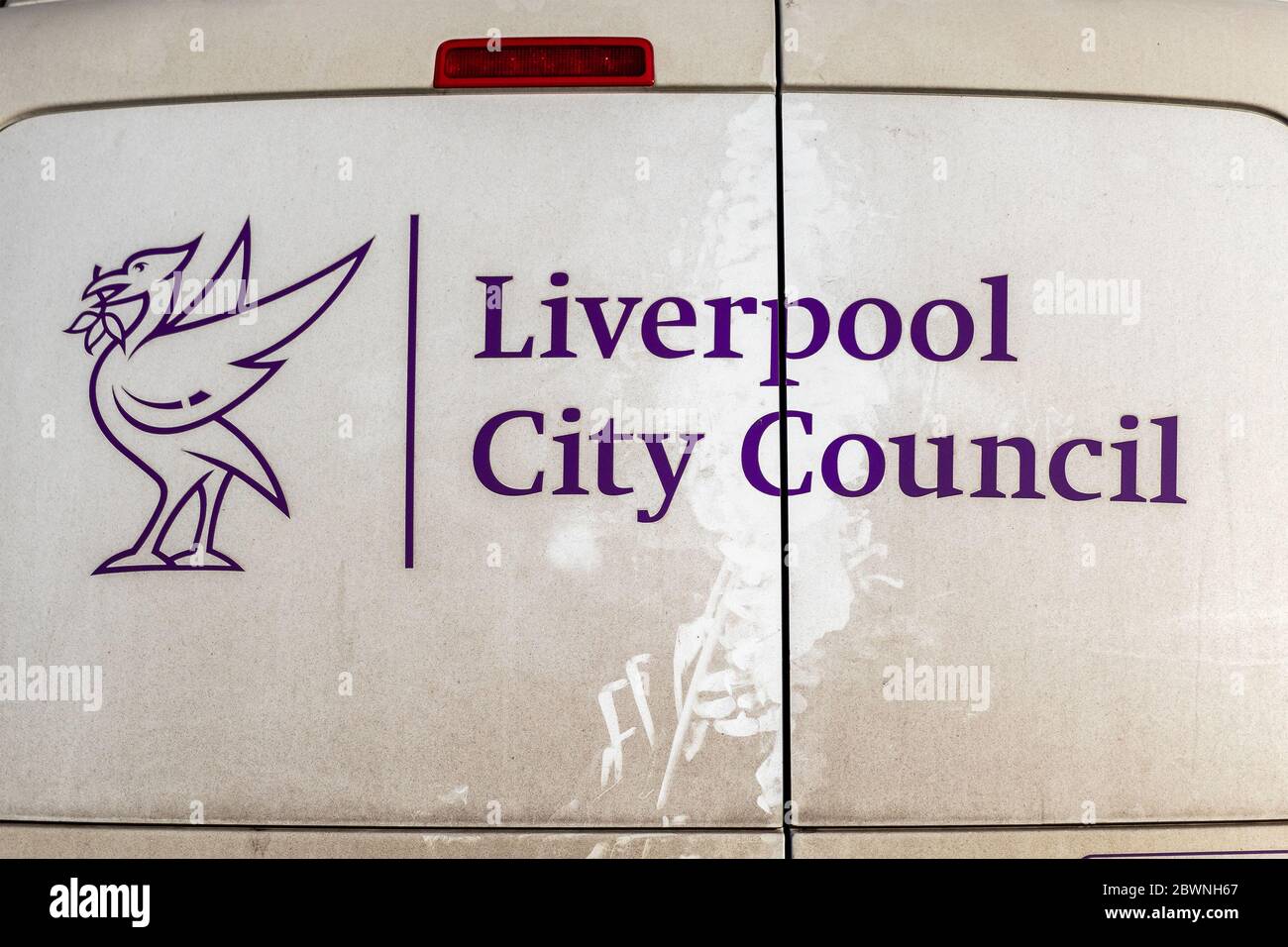 Porte posteriori sporche del furgone del consiglio comunale di Liverpool con logo dell'uccello del fegato, Liverpool. Foto Stock