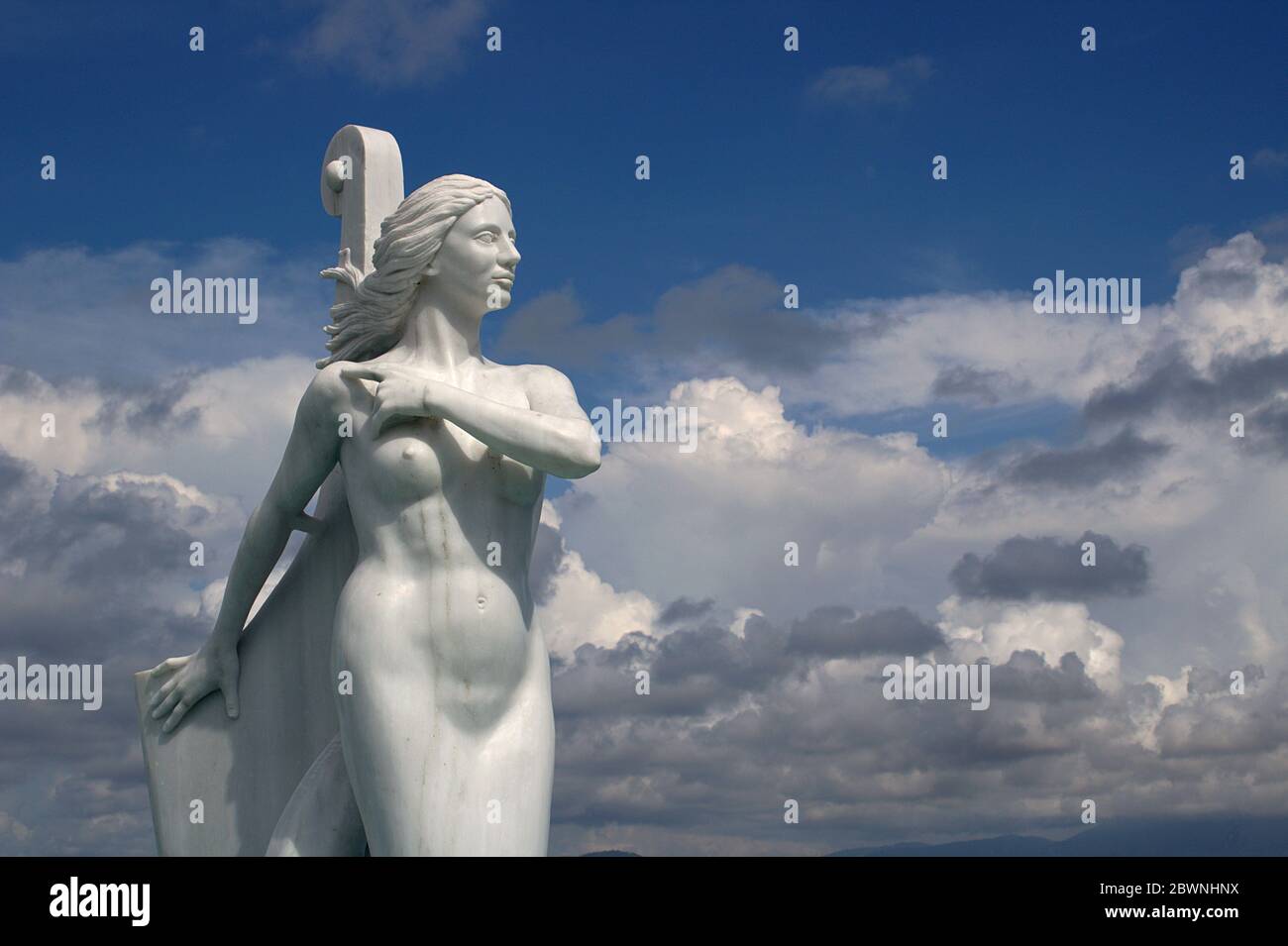 Scultura della Sirenetta nel porto della città di Preveza in Grecia. Cielo blu con nuvole sullo sfondo Foto Stock