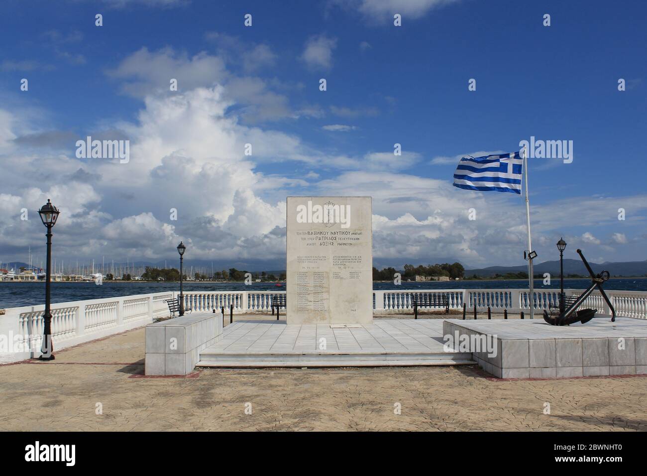 PREVEZA, Epiro / Grecia - 05/21/2020: Monumento ai marinai a Preveza, Grecia. Vista del fuoco SOF sullo sfondo del golfo di Aktio e Ambracian Foto Stock