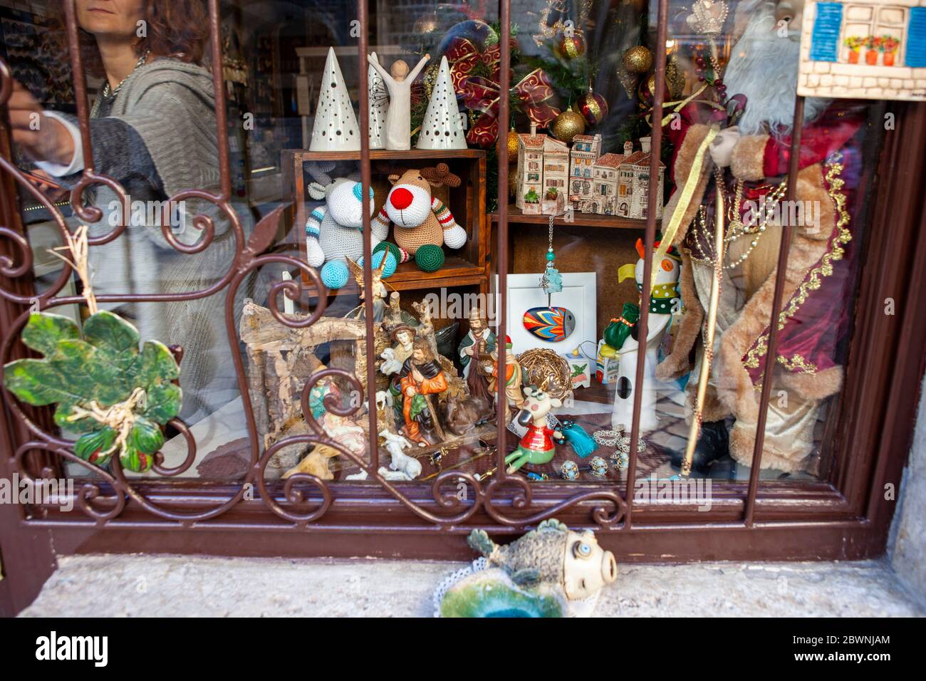 Negozio di souvenir e articoli da regalo nella città vecchia di Cattaro, scena di strada, Montenegro Foto Stock