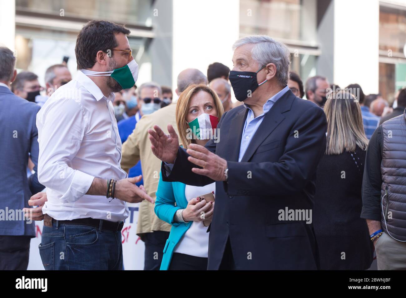 Roma, Italia. 02 giugno 2020. Matteo Salvini, leader della Lega Nord, insieme a Giorgia Meloni, leader dei Fratelli d'Italia e Antonio Tajani, vice presidente di forza Italia, in Via del corso a Roma, Italia il 2 giugno 2020. (Foto di Matteo Nardone/Pacific Press/Sipa USA) Credit: Sipa USA/Alamy Live News Foto Stock