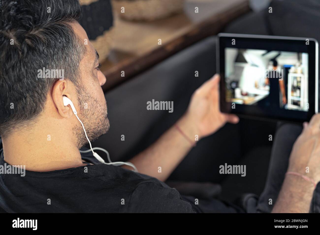 uomo che tiene in mano utilizzando il tablet digitale che guarda la lezione master online. apprendimento a distanza Foto Stock