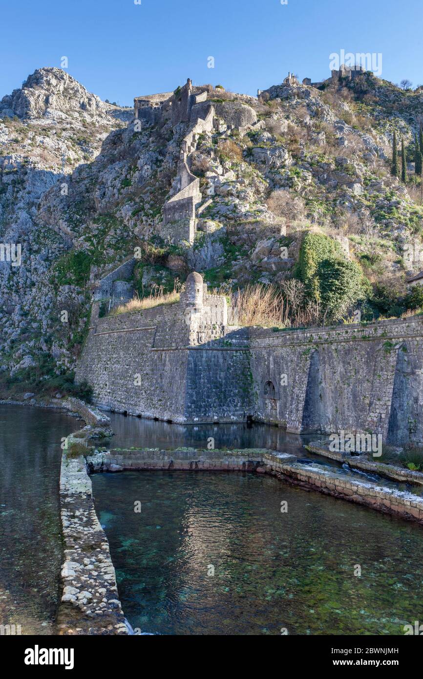 Antica parete della Fortezza di Cattaro sul versante montano di Cattaro, 02 gennaio 2020, Montenegro Foto Stock