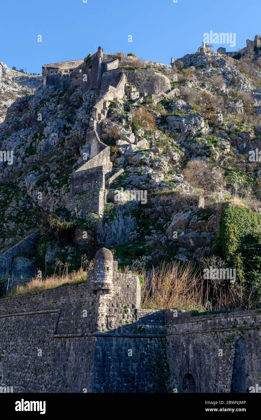 Antica parete della Fortezza di Cattaro sul versante montano di Cattaro, 02 gennaio 2020, Montenegro Foto Stock