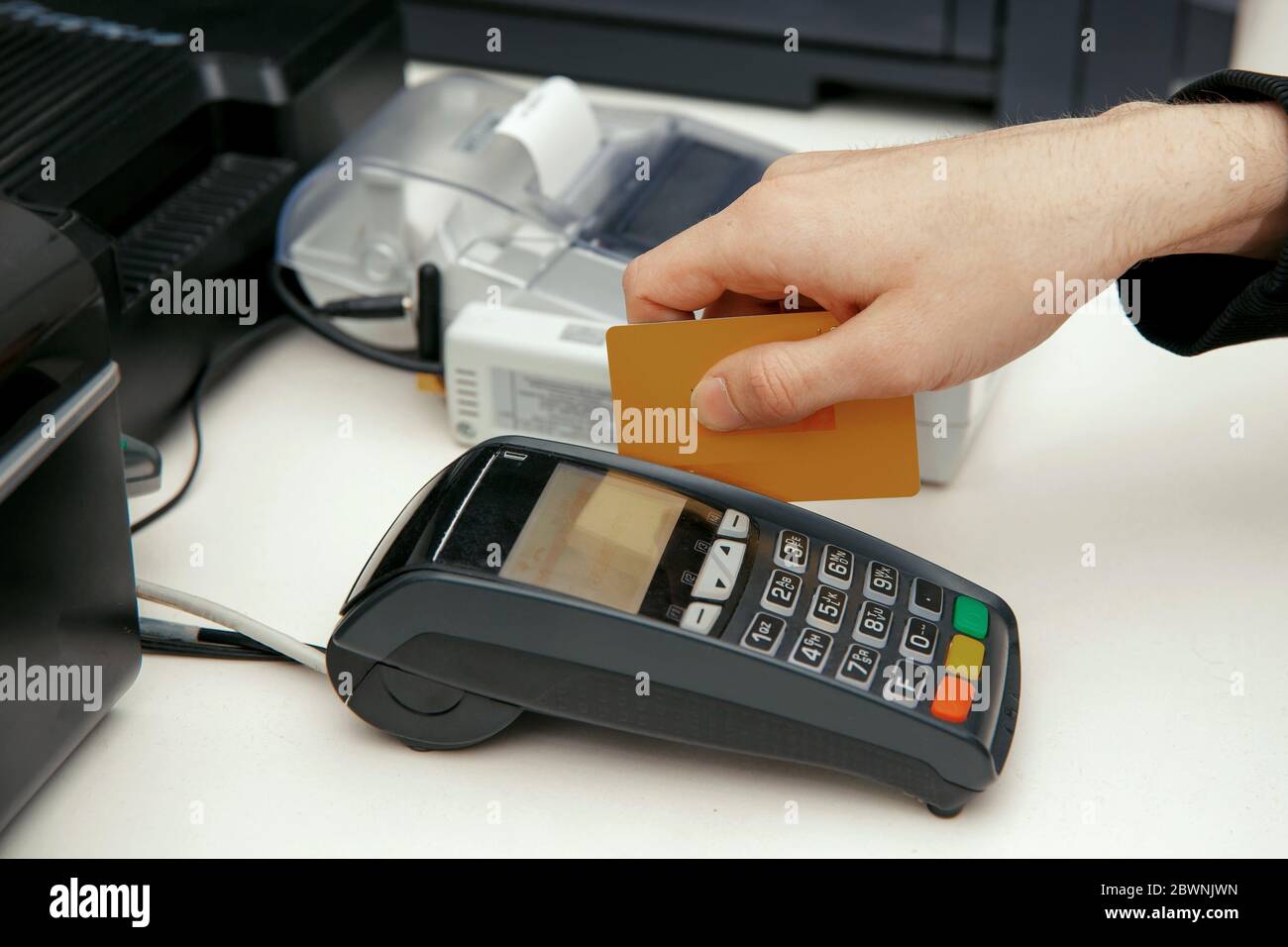 Momento di pagamento con carta di credito tramite terminale Foto Stock