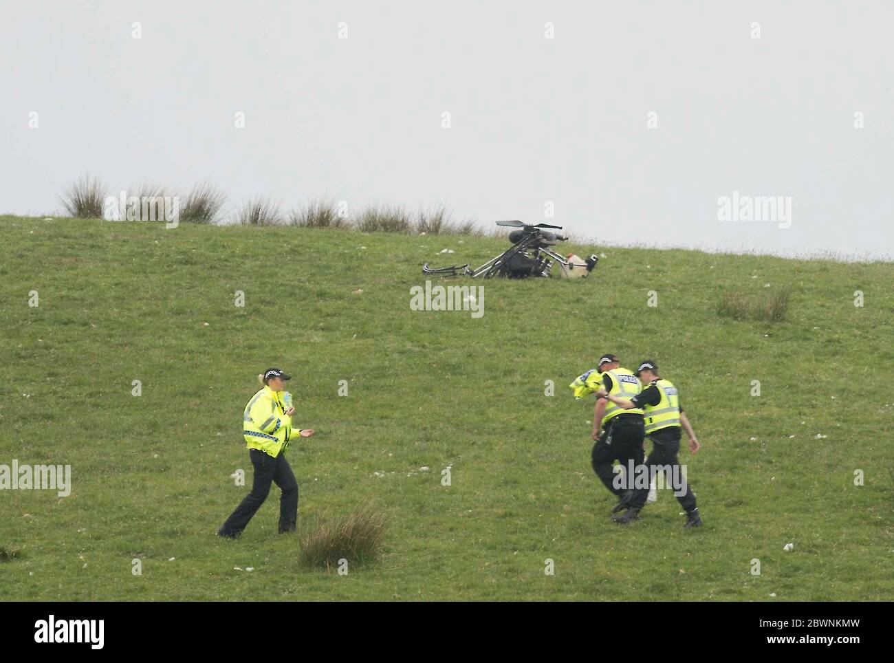 Kilmacolm, Scozia, 2 giugno 2020 immagini mostra scena e relitto. Il pilota di un parapendio motorizzato che si è schiantato in una collina a Inverclyde è morto. La polizia scozzese ha detto che l'uomo di 77 anni è stato pronunciato morto sulla scena dopo che l'aereo è scesi tra Greenock e Kilmacolm. Foto Stock