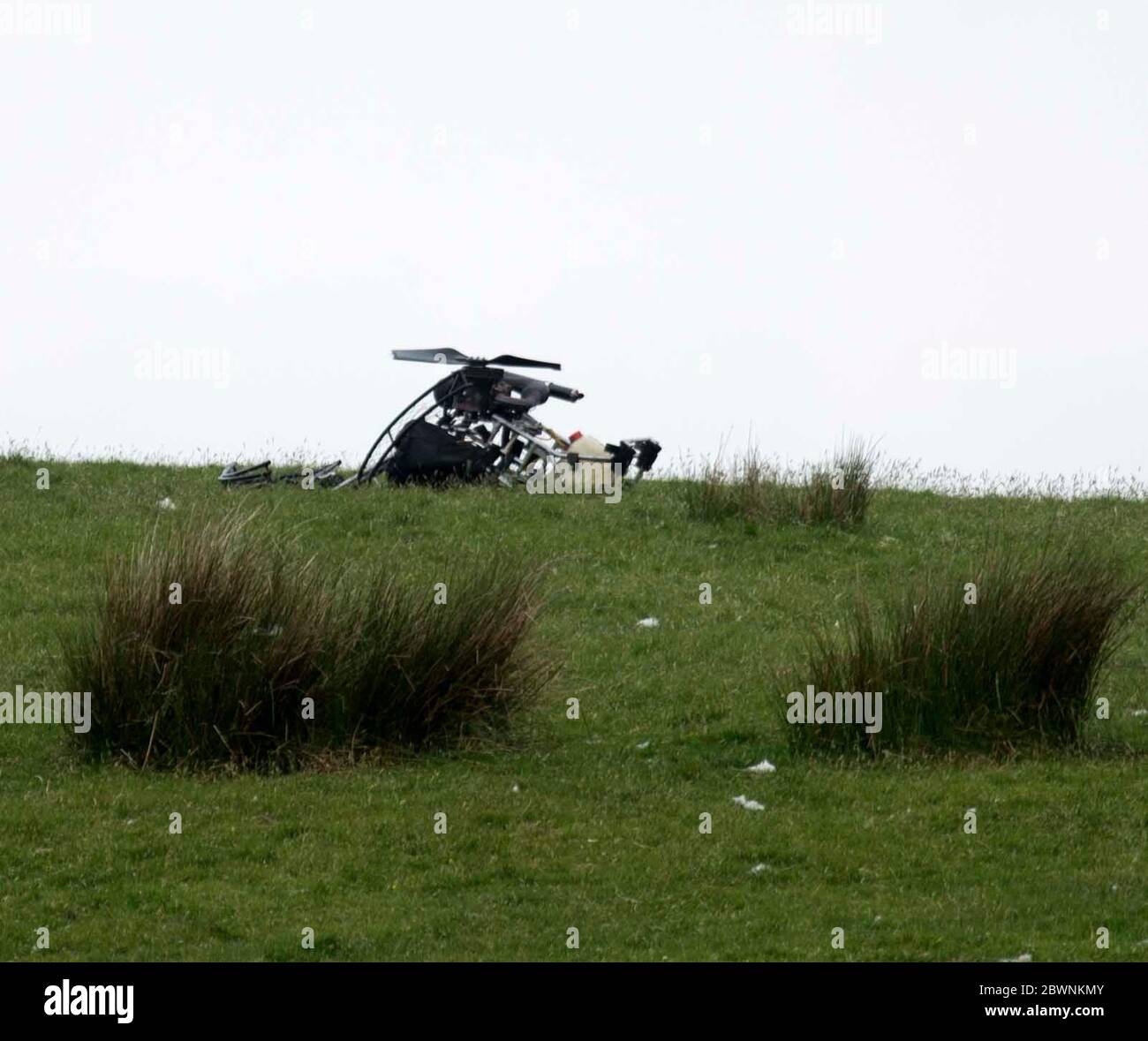 Kilmacolm, Scozia, 2 giugno 2020 immagini mostra scena e relitto. Il pilota di un parapendio motorizzato che si è schiantato in una collina a Inverclyde è morto. La polizia scozzese ha detto che l'uomo di 77 anni è stato pronunciato morto sulla scena dopo che l'aereo è scesi tra Greenock e Kilmacolm. Foto Stock