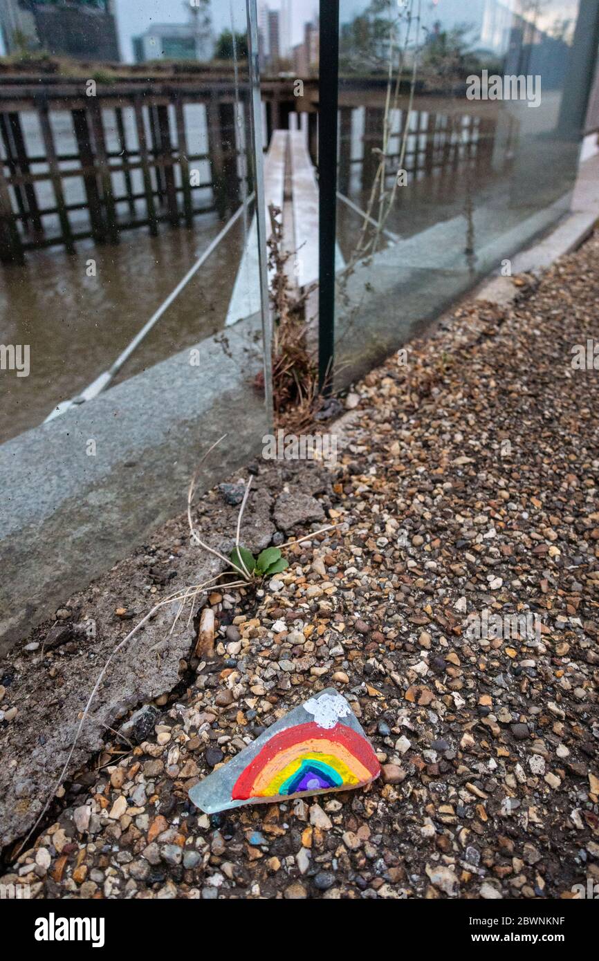 Un piccolo arcobaleno si trova sul Greenwich Meridian. Un segno di sostegno ai lavoratori essenziali durante la pandemia di copertura 19 che si trova nella penisola di Greenwich Foto Stock