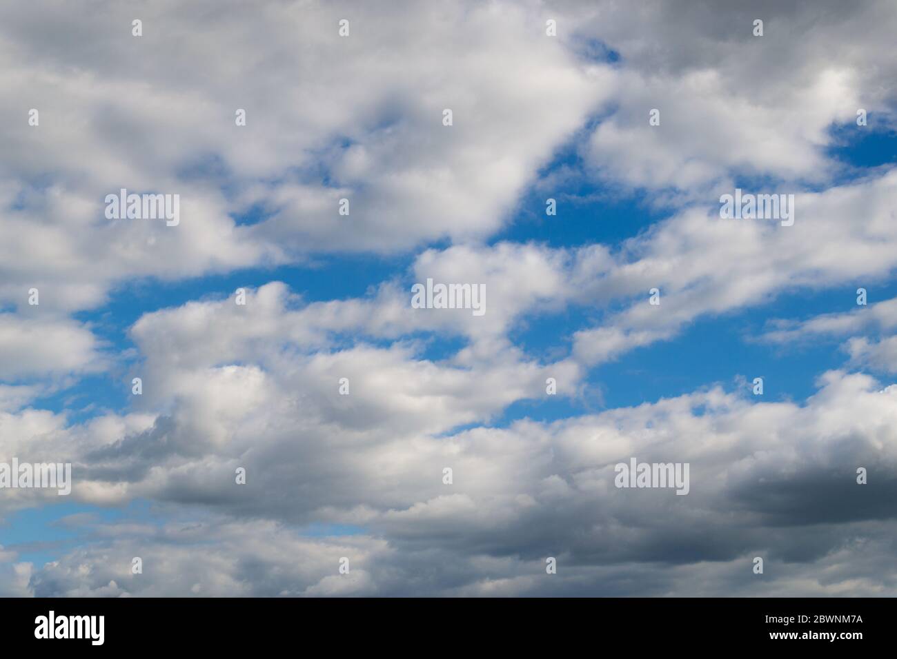 Nuvole nel cielo con tempo piacevole in formato paesaggio Foto Stock